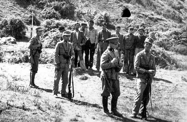 Krvnici su vrlo detaljno fotokamerom zabilježili egzekuciju - od odvođenja zarobljenih partizana na mjesto smaknuća i prizora pred pogubljenje, do plotuna streljačkog stroja, mrtvih tijela partizana, pucanja u one koji su još pokazivali znakove života i odvlačenja leševa u jame