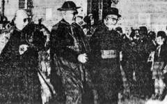 Crkveni dostojanstvenici u Splitu, biskup Bonefačić i prota Urukalo idu u susret guverneru Bastianiniju. Fotografija je objavljena u listu San Marco u broju od 8. rujna