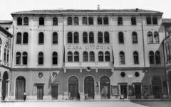 Na kući Vitturi, pročelju nekadašnjeg Teatro Bajamonti koji je izgorio u požaru koncem 19. stoljeća, dograđen je veliki balkon i postavljena metalna slova natpisa Casa littoria