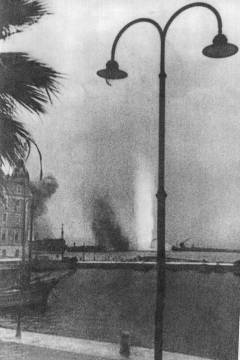 Bombe na grad bacilo je pet aviona u gotovo praznu luku