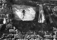 Nekoliko dana nakon postavljanja, spomen ploču na bastionu Stare bolnice (danas Galerija umjetnina) s talijanskim natpisom u znak sjećanja na ulazak talijanske vojske u grad, izmrčila je tintom omladina Splita pod rukovodstvom SKOJ-a