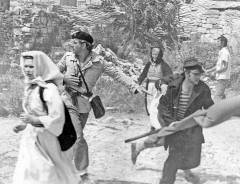 »Pucnjava je uzbunila selo, i grupa se našla u okršaju s ustašama iz sela… Ustašama su pomoć došle talijanske Crne košulje iz Sinja s mitraljezom, te hrvatski domobrani. Tada je nastalo hvatanje komunista … » (Kadar iz filma Vojdraga Berčića Prvi splitski odred, 1972.)