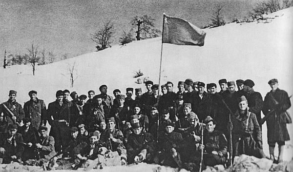 Na Dinari, zimi 1941. -1942. Potkraj 1941. u Dalmaciji se s puškom u ruci bori oko 760 partizana