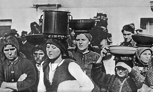 Žene solinskog bazena koje su u karavani na Kozjak nosile hranu i opskrbu za partizane
