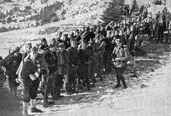 Pred planinarskim domom na Mosoru