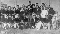 Skupina splitskih studenata fašista u blizini Gusareva doma kojeg su Talijani bili pretvorili u sjedište fašističke studentske organizacije GUF. Snimka je napravljena prilikom ispraćaja nekoliko prisutnih na front