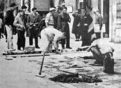 Poslijeratna obnova pločnika oštećenog fašističkom lomačom na Narodnom trgu u Splitu