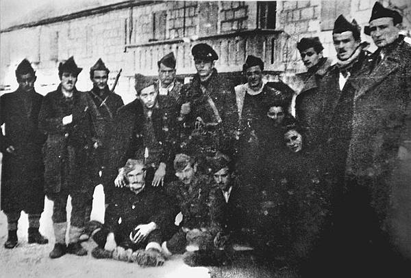 Grupa boraca Prvog mornaričkog odreda u Podgori. U sredini, s posebnom kapom, Velimir Škorpik, šef sekcije za mornaricu pri Štabu IV operativne zone