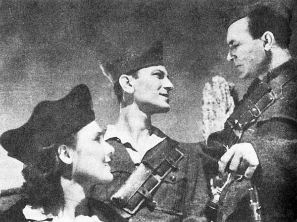 Slavica (1947.), prvi igrani film nove Jugoslavije, donio je priču iz ambijenta partizanske mornarice. Film je bio proizvod partizanske dalmatinske intelektualne jezgre: režirao ga je Hvaranin Vjekoslav Afrić a glazbu je napisao splitski skladatelj Silvije Bombardelli