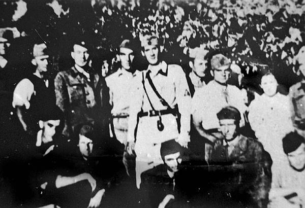 Proljeće 1943. – Štab Splitskog partizanskog odreda. U sredini s bombom o pojasu je Vlado Bagat iz Splita koji je poginuo u borbi protiv Nijemaca 31. svibnja 1944.