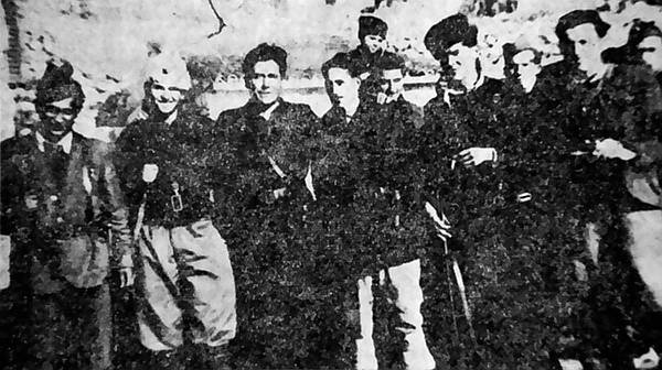 Komanda Leteće mosorske čete u selu Sitno Gornje početkom 1943. Zdesna nalijevo: Nikola Lučić-Matešan (gologlav), Dane Marušić (sa šubarom), Ervin Baučić-Rino (u bijelim hlačama), Ljubo Dumičić-Ljubić (gologlav s uprtačem, komandir čete), Šime Karaman (s bijelom šubarom) i Mate Vladović