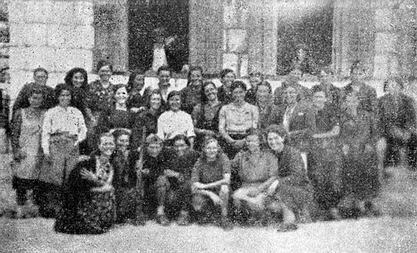 Žene iz srednje Dalmacije na kursu pred školom u Sitnu Gornjem