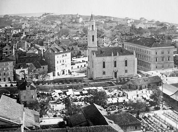 (u drugom planu crkva sv. Petra; snimka je učinjena prije izgradnje kuće Ivanišević, odnosno zgrade gdje je bilo uredništvo i tiskara Slobodne Dalmacije)
