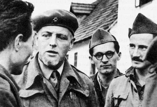 Major Randolph Churchill u Slunju s partizanima. Sin legendarnog britanskog ratnog premijera Winstona Churchilla bio je vođa vojne misije svoje zemlje kod maršala Tita. Za desanta na Drvar Nijemci su ga zarobili ali im je uspio pobjeći