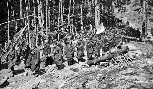 Borci 4. splitske brigade idu na prvomajsku proslavu