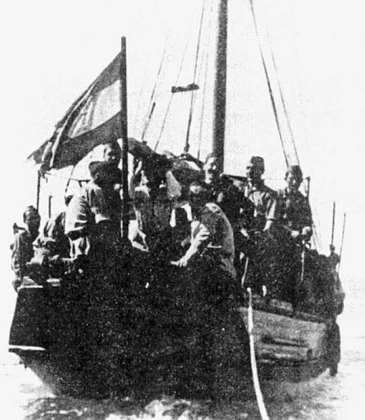 Partizanska »brodska veza« prebacuje maestra Ivu Tijardovića na Vis