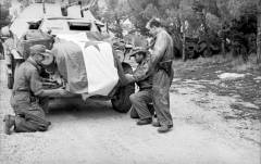 Nijemci skidaju partizanski barjak s Velike vidilice na Marjanu i postavljaju ga kao trofej na vozilo