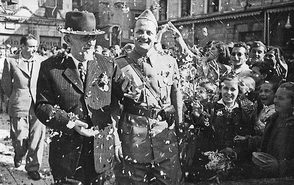 Predsjednik ZAVNOH-a Vladimir Nazor s organizatorom ustanka u Dalmaciji Vickom Krstulovićem na Narodnom trgu u Splitu 14. travnja 1945.