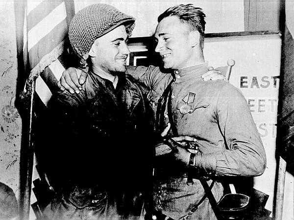 Američki i sovjetski vojnici bratime se na Labi 25. travnja 1945.