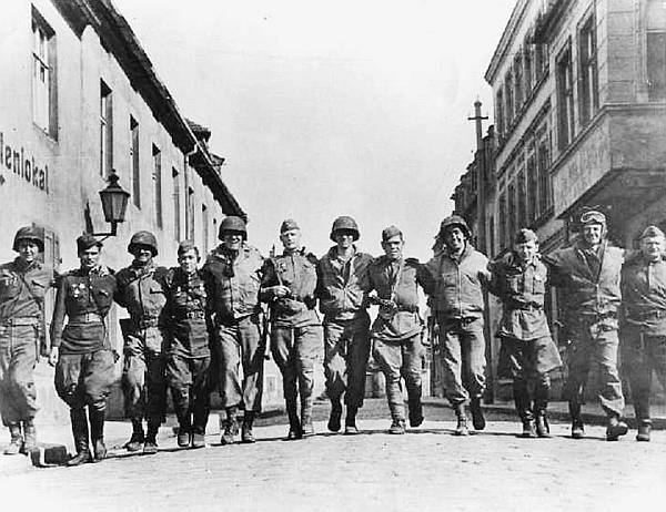 Američki i sovjetski vojnici bratime se na Labi 25. travnja 1945.