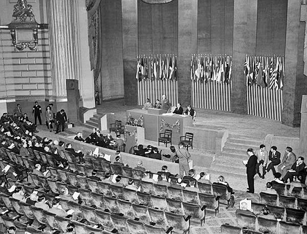 U San Franciscu 25. i 26. travnja 1945. zasjeda konferencija sa zadaćom utemeljiti Organizaciju ujedinjenih naroda