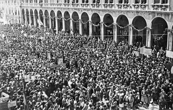 Za praznik rada Prokurative su ukrašene girlandama