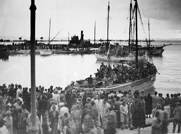Građani Splita dočekuju partizanske borce. Neprestano pada kiša. Dolaze parobrodi i motorne jedrenjače s Narodnooslobodilačkom vojskom