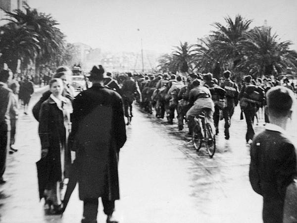 Jedinice Narodnooslobodilačke vojske prolaze gradom nastavljajući borbu i potiskivanje neprijatelja