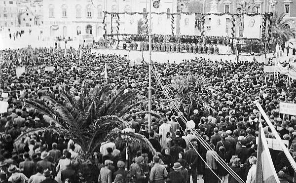»Novi vojnici, sa crvenom petokrakom na kapi, podigli su tribinu na Rivi«: Pred miting na pozornicu su postavljeni veliki portreti Churchilla, Tita, Staljina, Nazora i Roosevelta