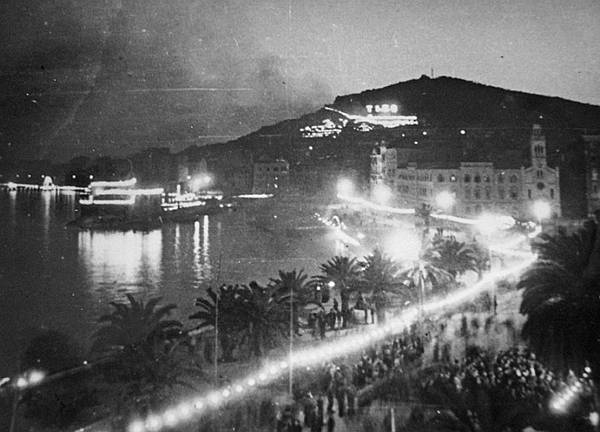 »Premda rat još nije bio posve završio, neviđeno rasipanje svjetala poput goleme baklje blistalo je nad čitavim gradom«