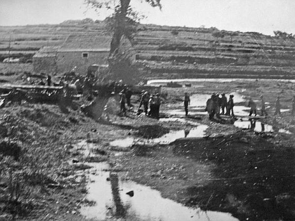 Borci 10. brigade na putu prema Splitu postavljaju pontonski most preko rijeke Jadro