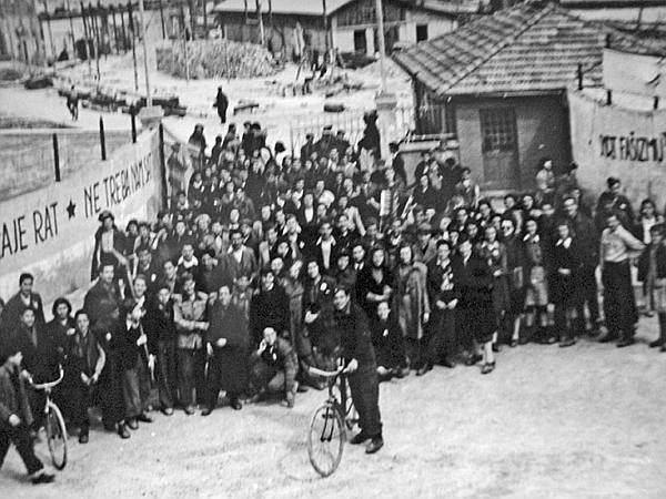 Omladinska radna brigada »Dobri« pred ulazom u brodogradilište gdje je raščišćavala ruševine