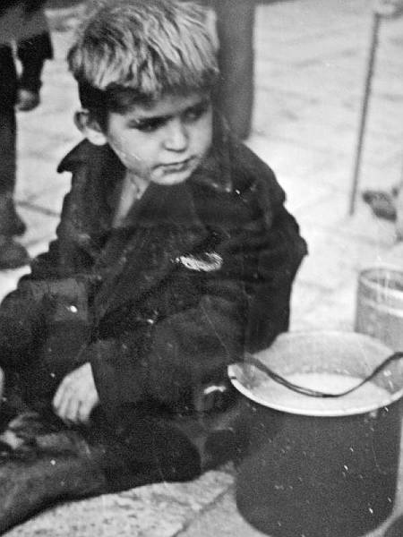 Ishrana pučanstva je teško pitanje. I ratna siročad hranila se u pučkoj kuhinji