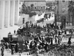 u čišćenju grada od ruševina se nastavljaju