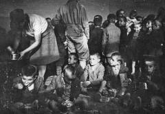 Prizori iz dječje kolonije u bivšem »Šileru« na Mejama gdje je bila zbrinuta ratna siročad iz Hrvatske