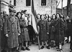 U nedjelju 18. ožujka u 6 sati stanovništvo Splita krenulo je da prvi put u slobodi bira svoju istinsku, narodnu vlast