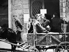 U nedjelju 18. ožujka u 6 sati stanovništvo Splita krenulo je da prvi put u slobodi bira svoju istinsku, narodnu vlast