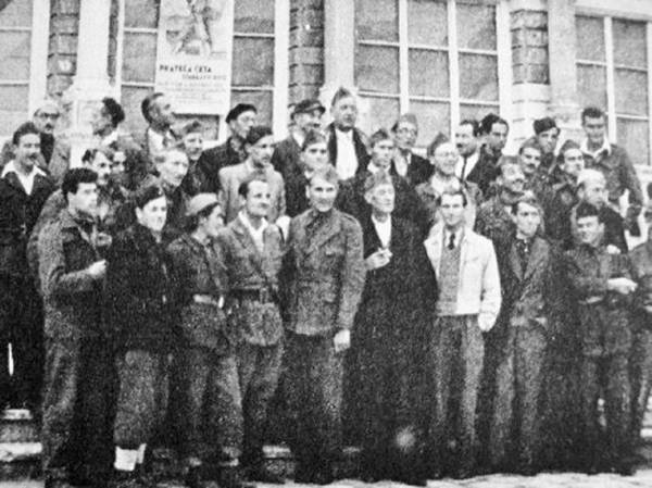 U vihoru antifašističke borbe u oslobođenom gradu Hvaru je 18.–19. prosinca 1943. održana Konferencija kulturnih radnika Dalmacije koja se posebno zauzela za očuvanje hrvatske kulturne baštine