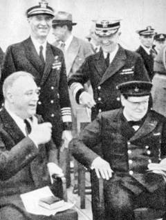 Američki predsjednik Roosevelt i britanski premijer Churchill u razgovoru nakon potpisivanja Atlanske povelje na palubi krstarice »Augusta« u sjevernom Atlantiku